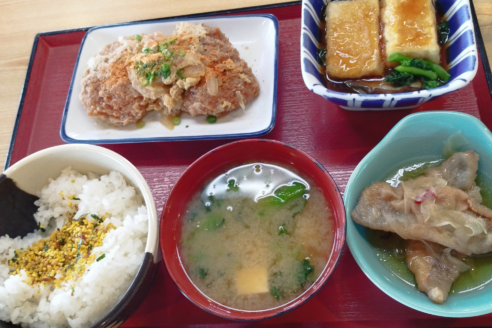 まつしろ食堂で注文した揚げ豆腐、カツ煮、しめ鯖、鶏の唐揚げ、味噌汁、ご飯」