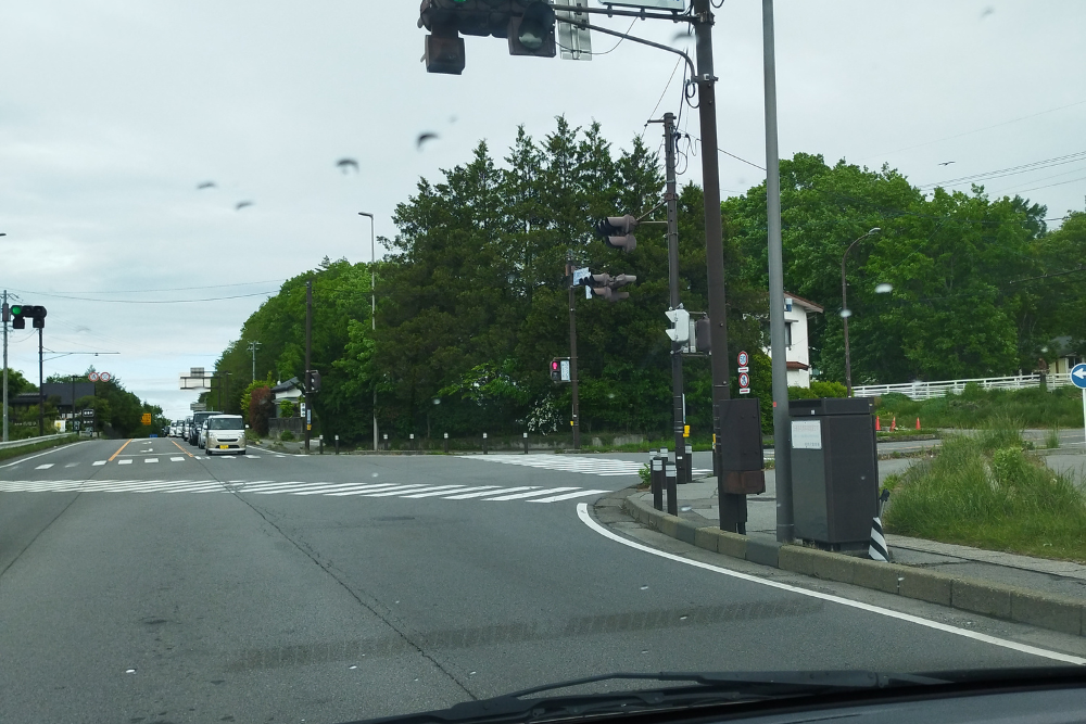 軽井沢のサンラインの看板がある交差点
