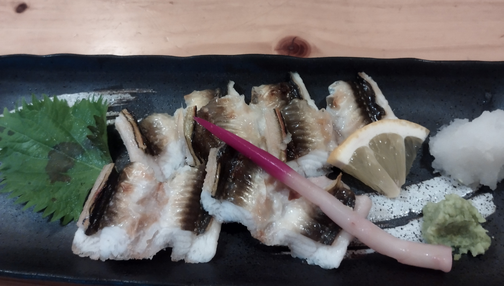 「石巻の居酒屋でいただいた炙り穴子の料理」