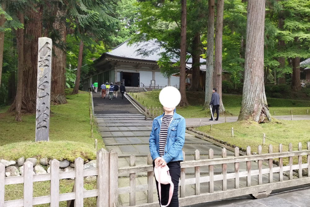 中尊寺金色堂の入口前で記念撮影した様子
