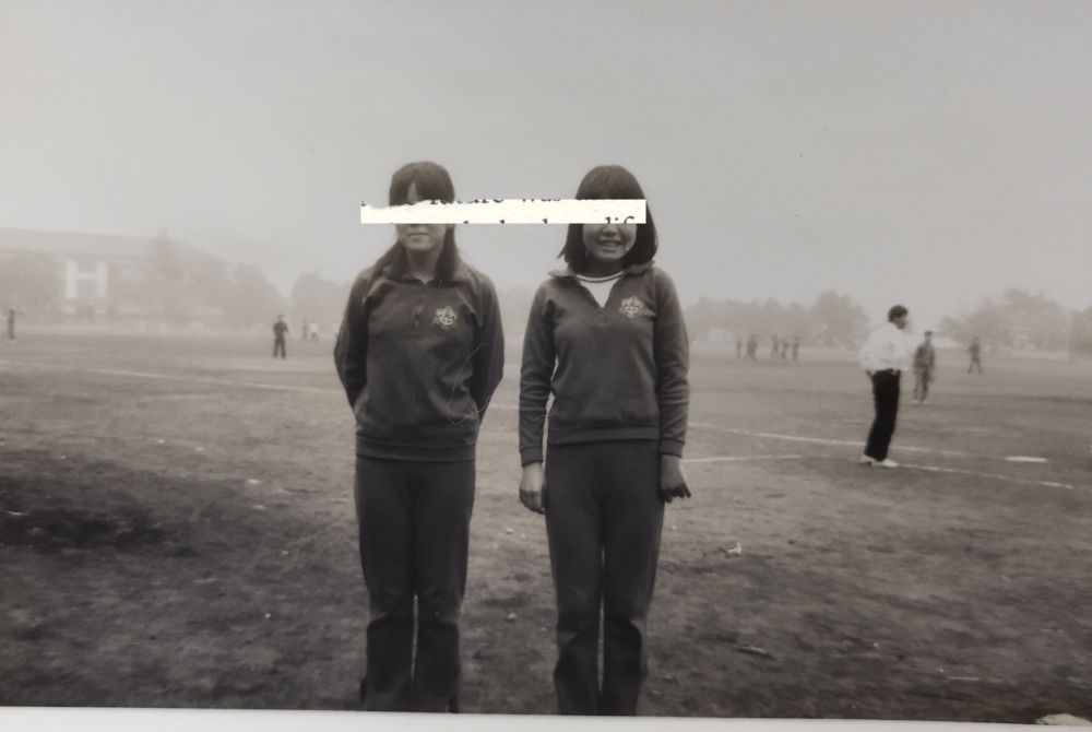 学生時代、運動場で友人と一緒に撮影した思い出の白黒写真