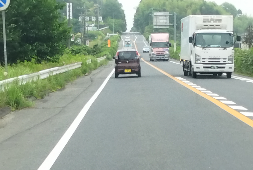 国道を走りながら目的地へ向かう車内から撮影した道路の風景。