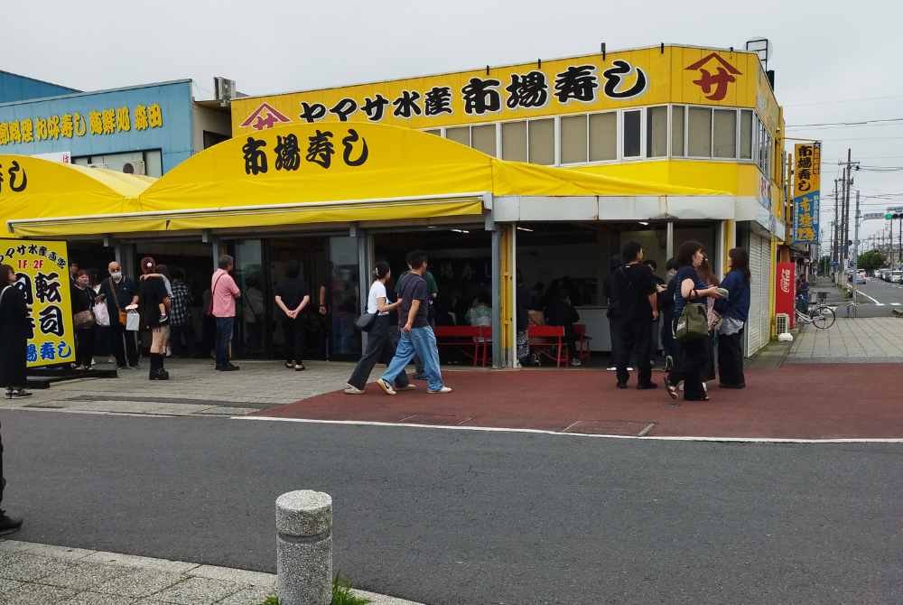 開店前から多くの人が並ぶヤマサ水産市場寿しの店舗外観。