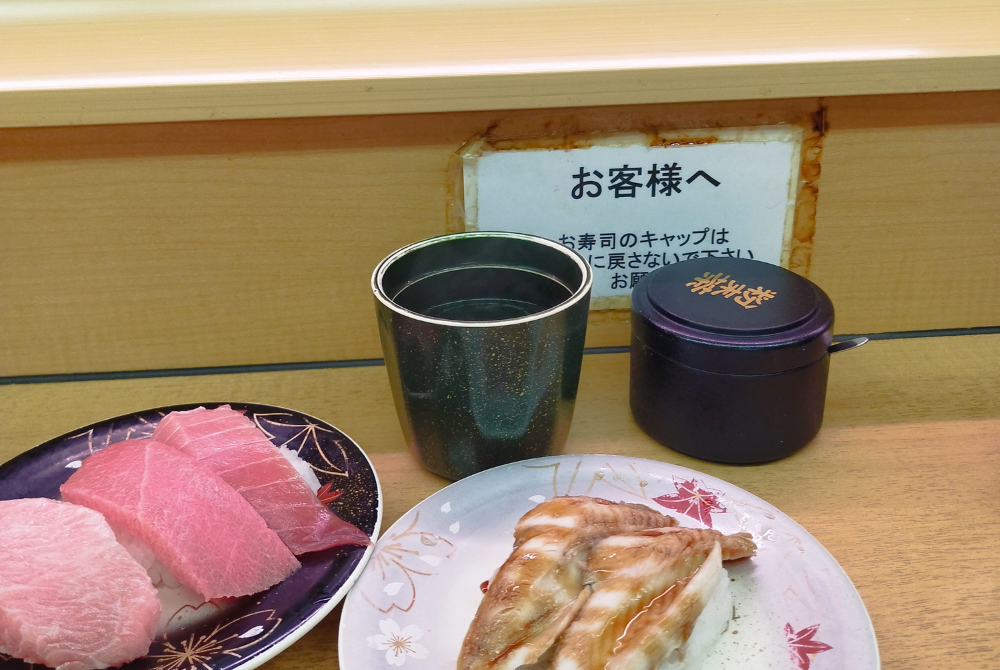 回転寿司森田で注文したマグロと炙り寿司。