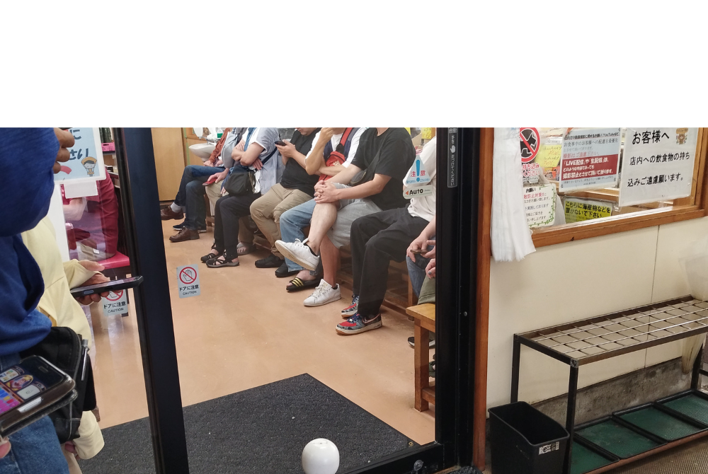 回転寿司森田の店内で、順番を待つ多くのお客さんの様子。