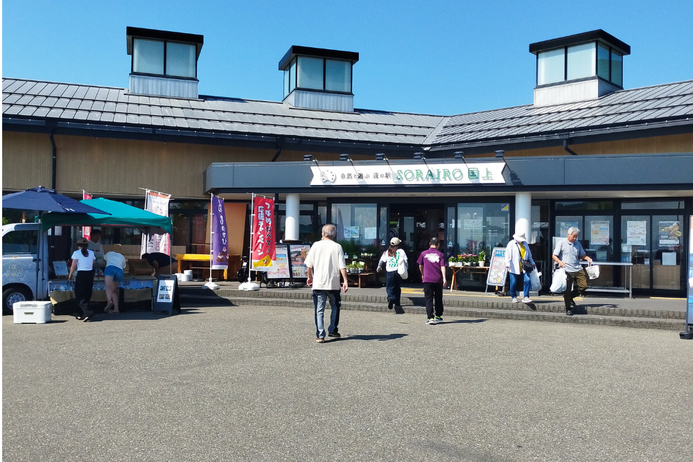 道の駅「国上」の外側、玄関