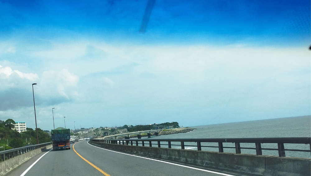 途中の海にはみ出した橋